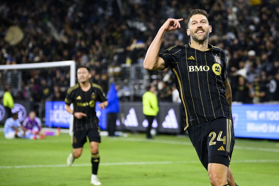 Ryan Hollingshead's goal lifts unbeaten LAFC past NYCFC 
